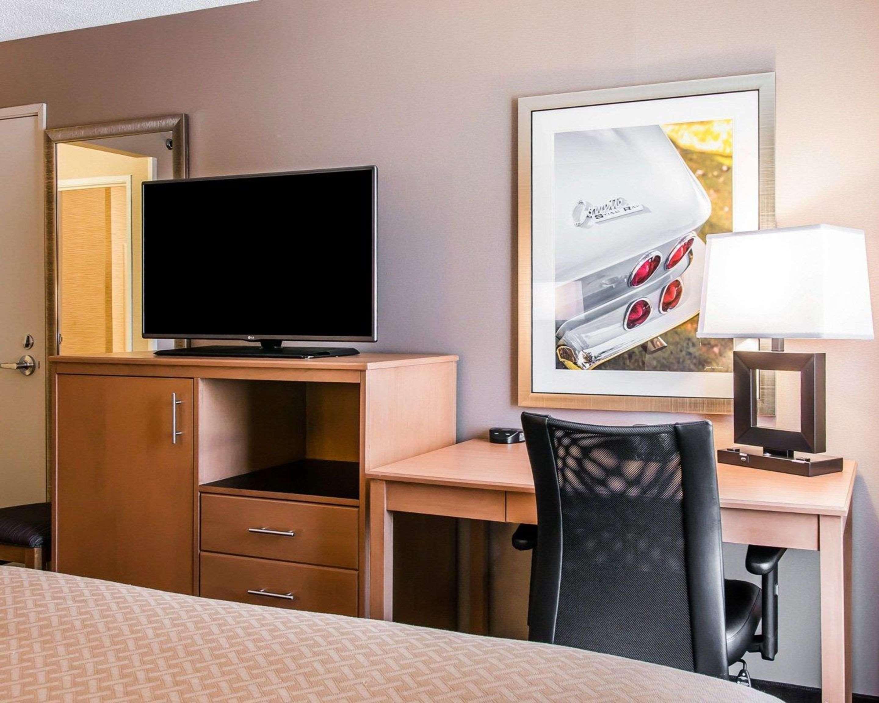 Quality Inn & Suites Warren - Detroit Экстерьер фото